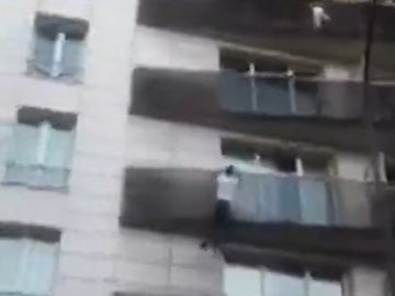 Espectacular rescate en París: un hombre escala cuatro pisos para salvar a un niño que colgaba de la fachada Espectacular rescate en París: un hombre escala cuatro pisos para salvar a un niño que colgaba de la fachada
