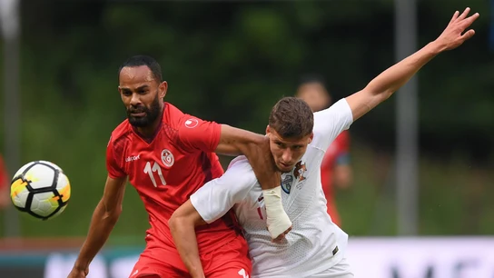 Ruben Dias disputa el balón con Saber Khalifa Ruben Dias disputa el balón con Saber Khalifa
