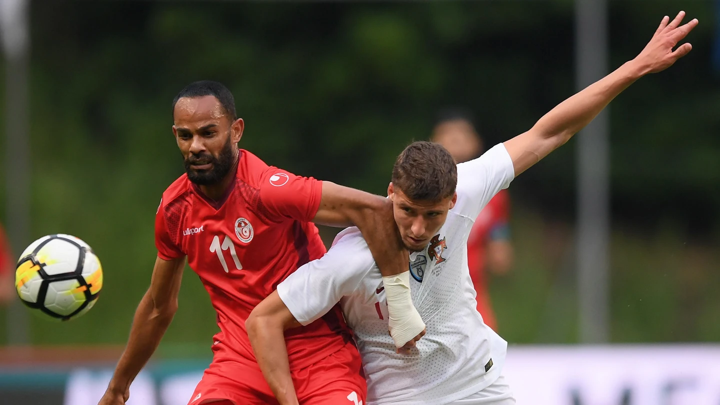 Ruben Dias disputa el balón con Saber Khalifa Ruben Dias disputa el balón con Saber Khalifa