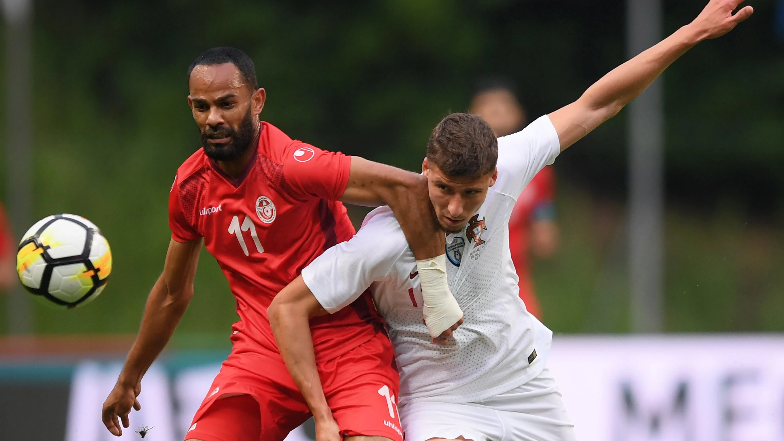 Ruben Dias disputa el balón con Saber Khalifa 