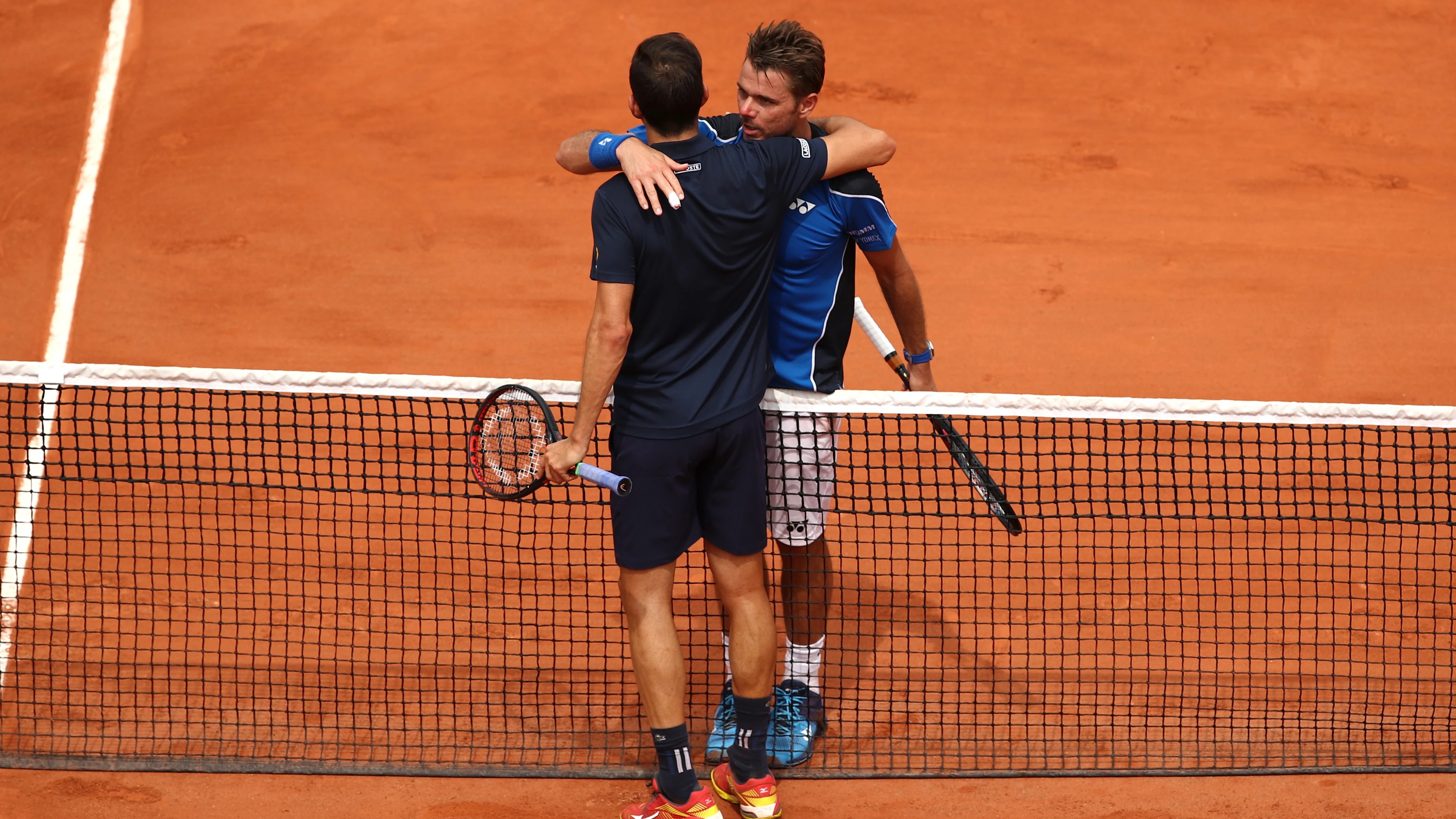 Guillermo García López saluda a Wawrinka tras su victoria