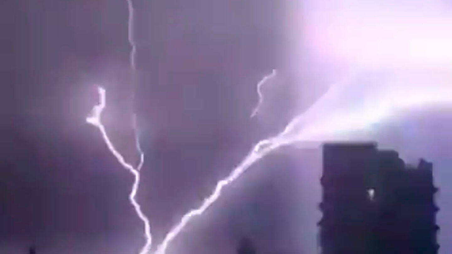 Imagen de los rayos de la tormenta que se registr&oacute; en Telford
