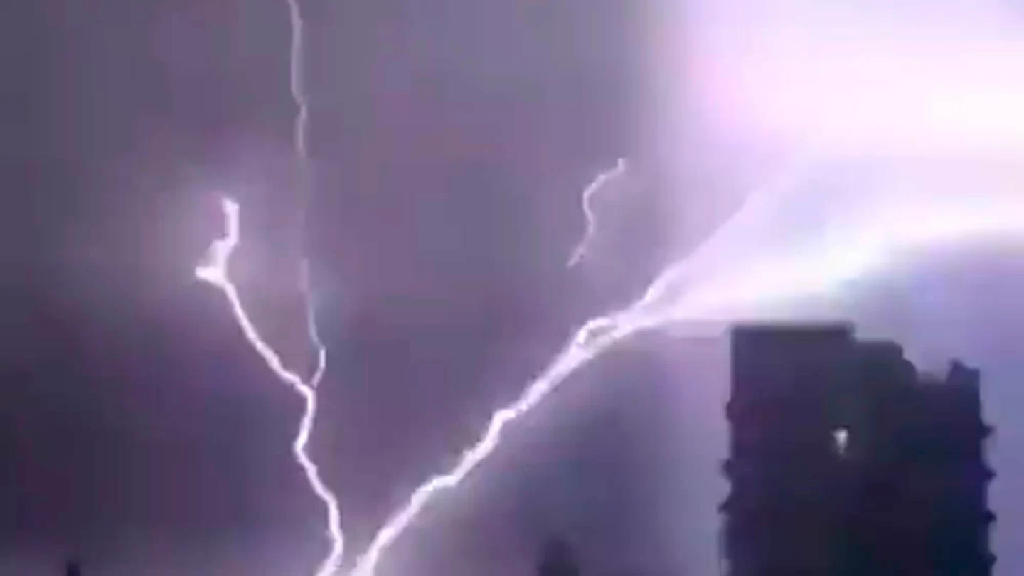 Imagen de los rayos de la tormenta que se registró en Telford Imagen de los rayos de la tormenta que se registró en Telford