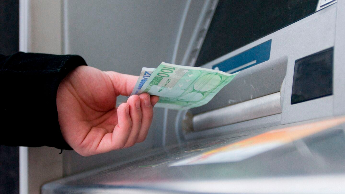 Un hombre saca euros de un cajero autom&aacute;tic