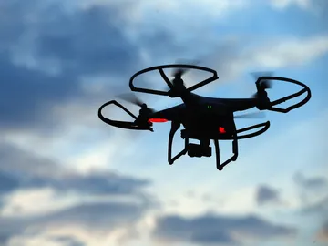 Un dron volando Un dron volando