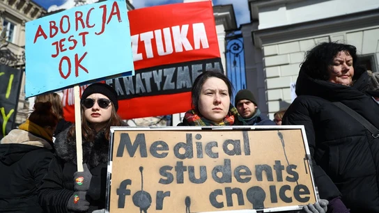 Representantes del comité estudiantil antifascista partidarios de la huelga general femenina contra el endurecimiento de la ley del aborto en Polonia Representantes del comité estudiantil antifascista partidarios de la huelga general femenina contra el endurecimiento de la ley del aborto en Polonia