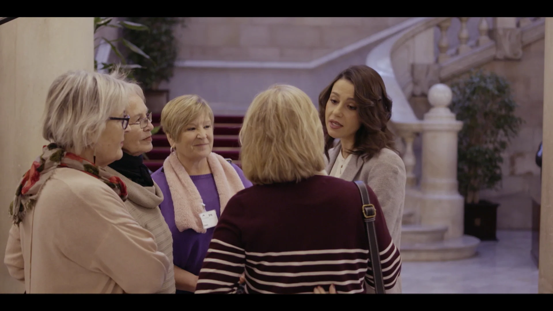 Inés Arrimadas con las abuelas de Bienvenidas al norte