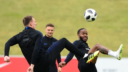 Sterling y su polémico tatuaje en su pierna derecha Sterling y su polémico tatuaje en su pierna derecha