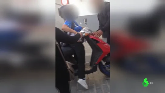 Joven borracha intentando montar en moto Joven borracha intentando montar en moto
