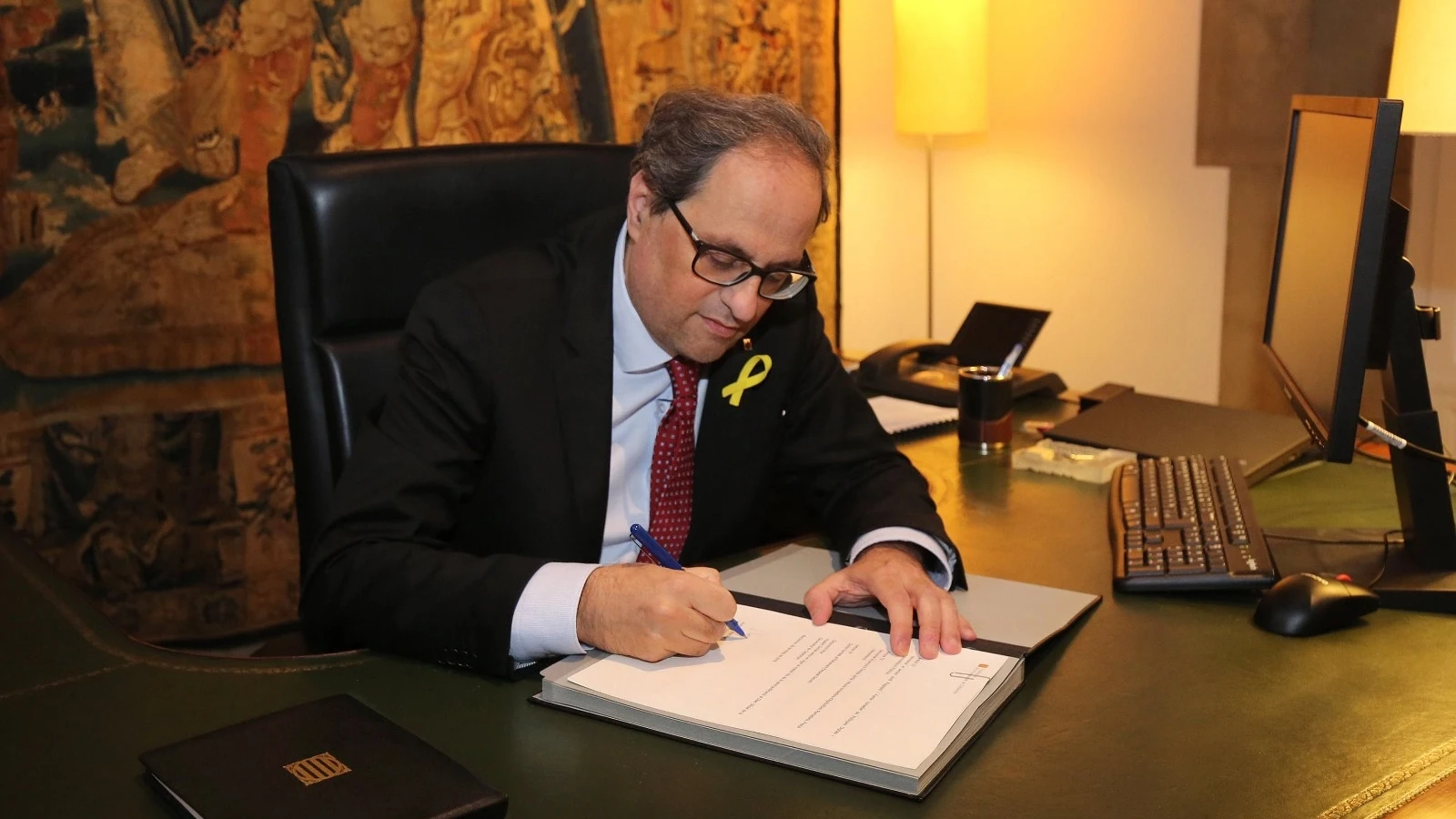 El presidente de la Generalitat, Quim Torra, firma un nuevo decreto de nombramiento de los consellers 