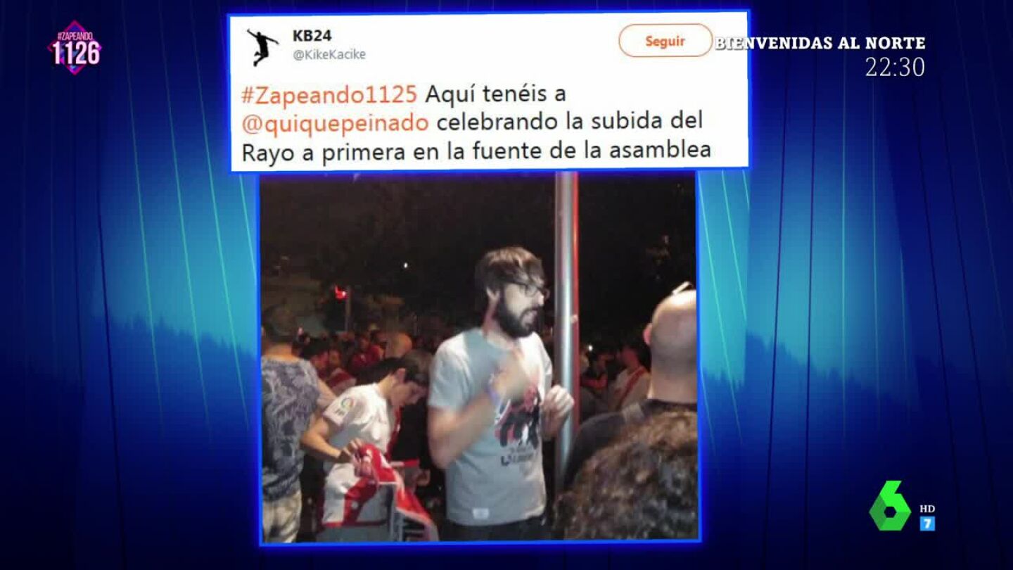 La 'pillada' de Quique Peinado celebrando el ascenso a Primera del Rayo Vallecano en la Fuente de la Asamblea