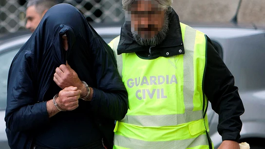 Momento en el que el pirotécnico llega a los juzgados de Tui Momento en el que el pirotécnico llega a los juzgados de Tui