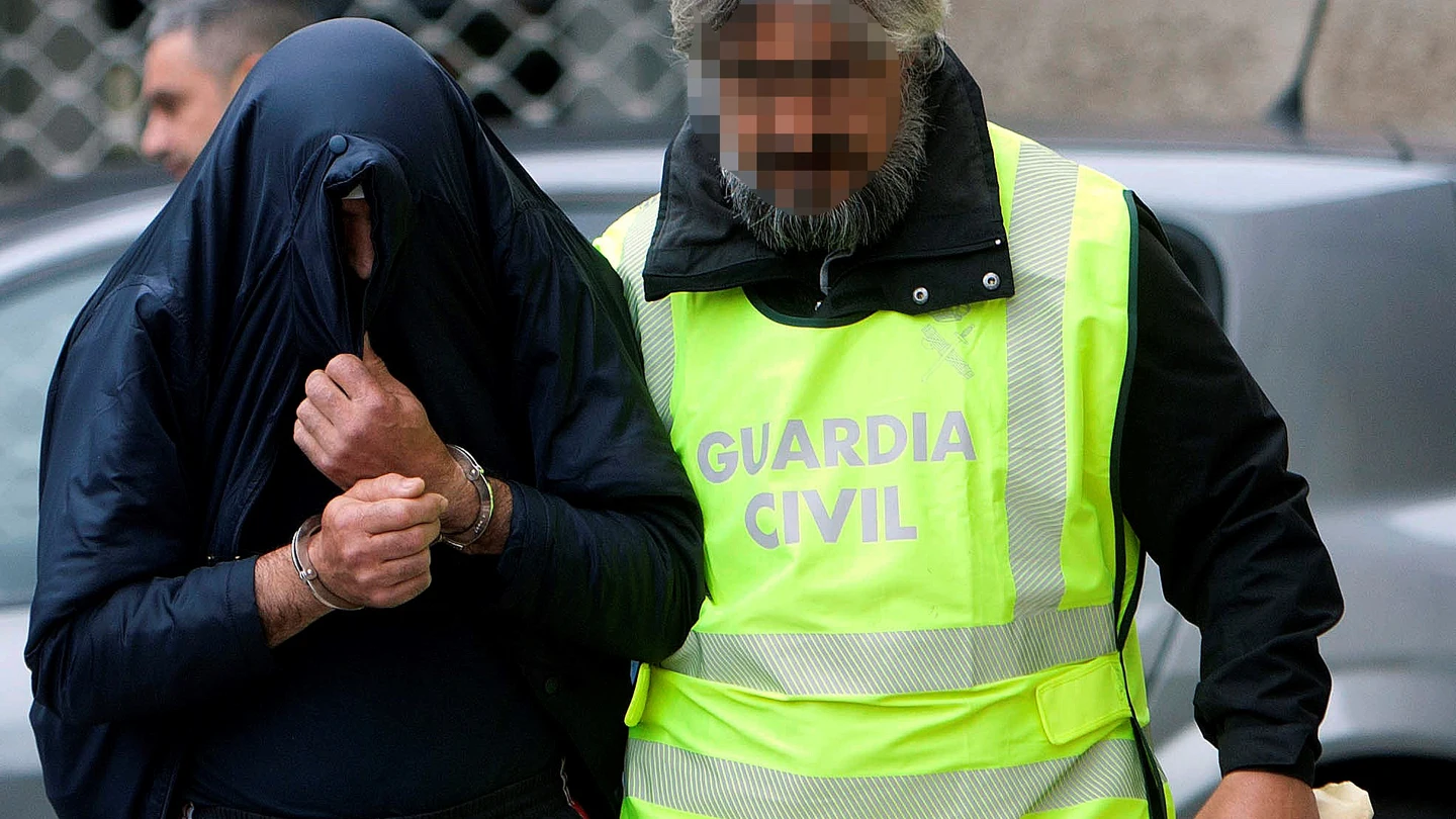 Momento en el que el pirotécnico llega a los juzgados de Tui Momento en el que el pirotécnico llega a los juzgados de Tui