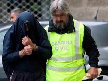 Momento en el que el pirotécnico llega a los juzgados de Tui Momento en el que el pirotécnico llega a los juzgados de Tui