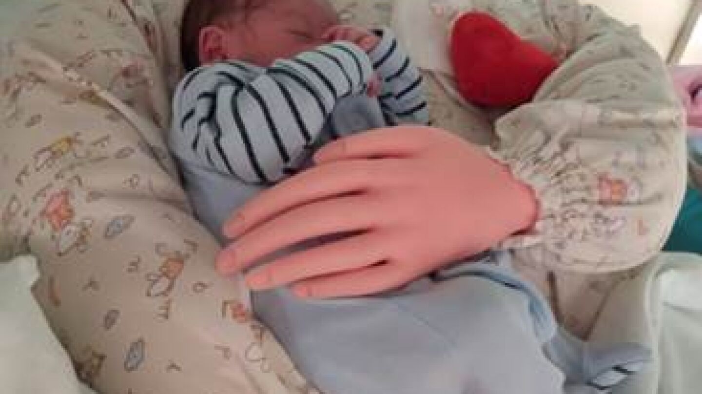 El coj&iacute;n que abraza a los beb&eacute;s