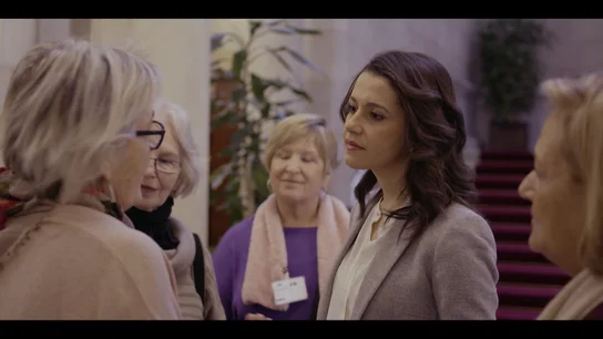 Inés Arrimadas con las abuelas de Bienvenidas al norte Inés Arrimadas con las abuelas de Bienvenidas al norte