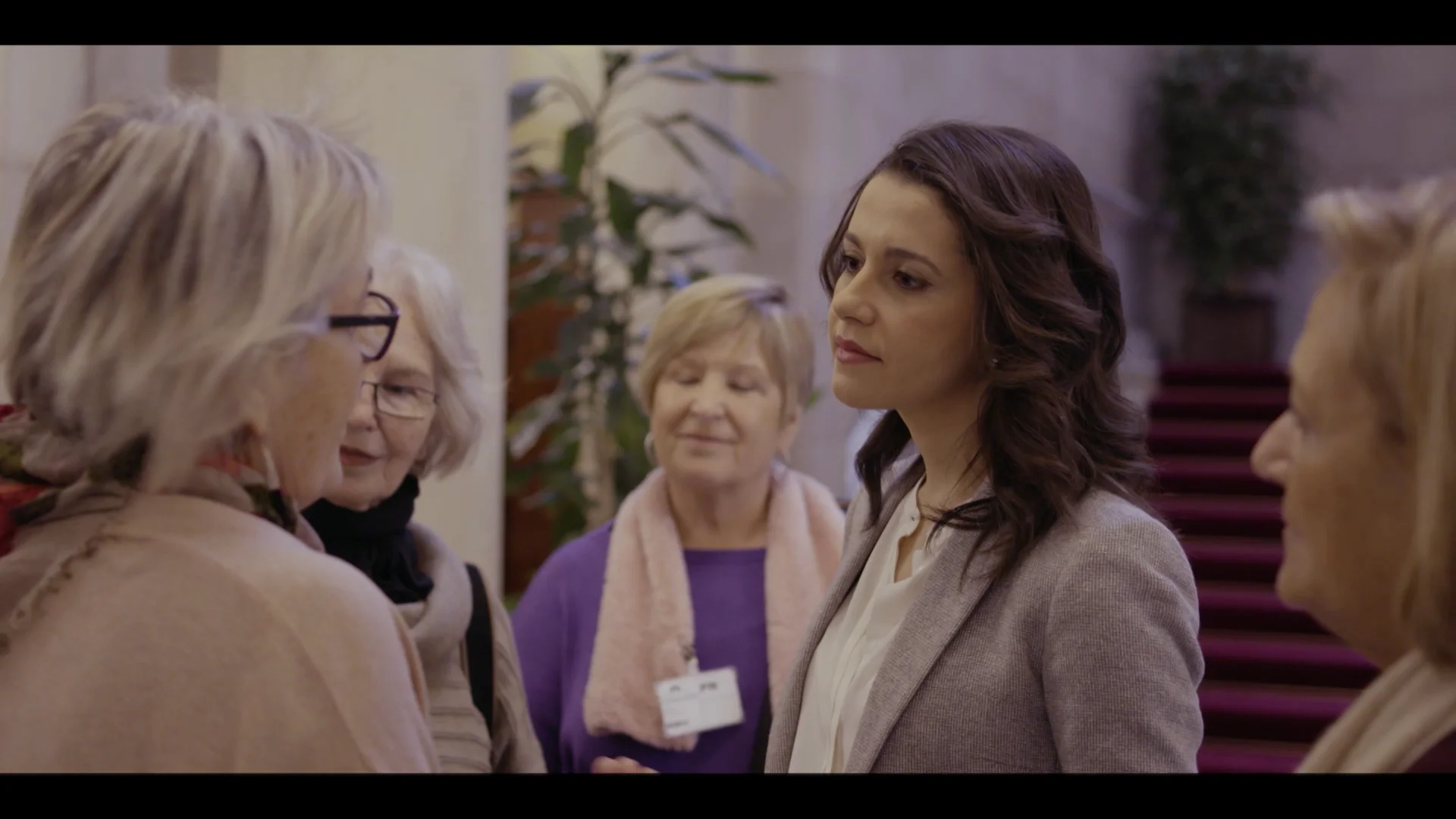 Inés Arrimadas con las abuelas de Bienvenidas al norte