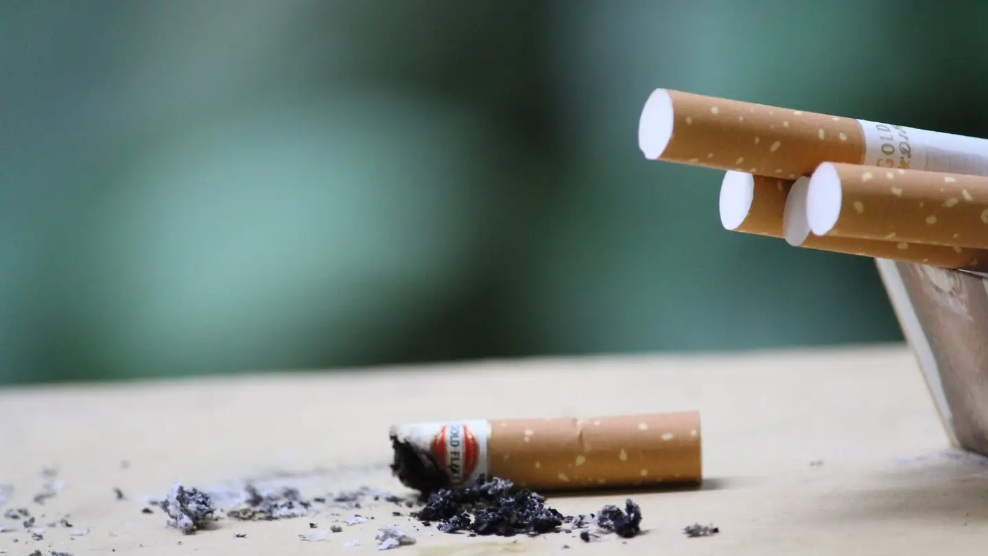 Un cenicero con cigarros Un cenicero con cigarros