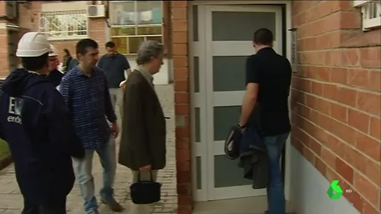 Técnicos eléctricos inspeccionan el bloque en Sabadell donde murió un hombre electrocutado Técnicos eléctricos inspeccionan el bloque en Sabadell donde murió un hombre electrocutado