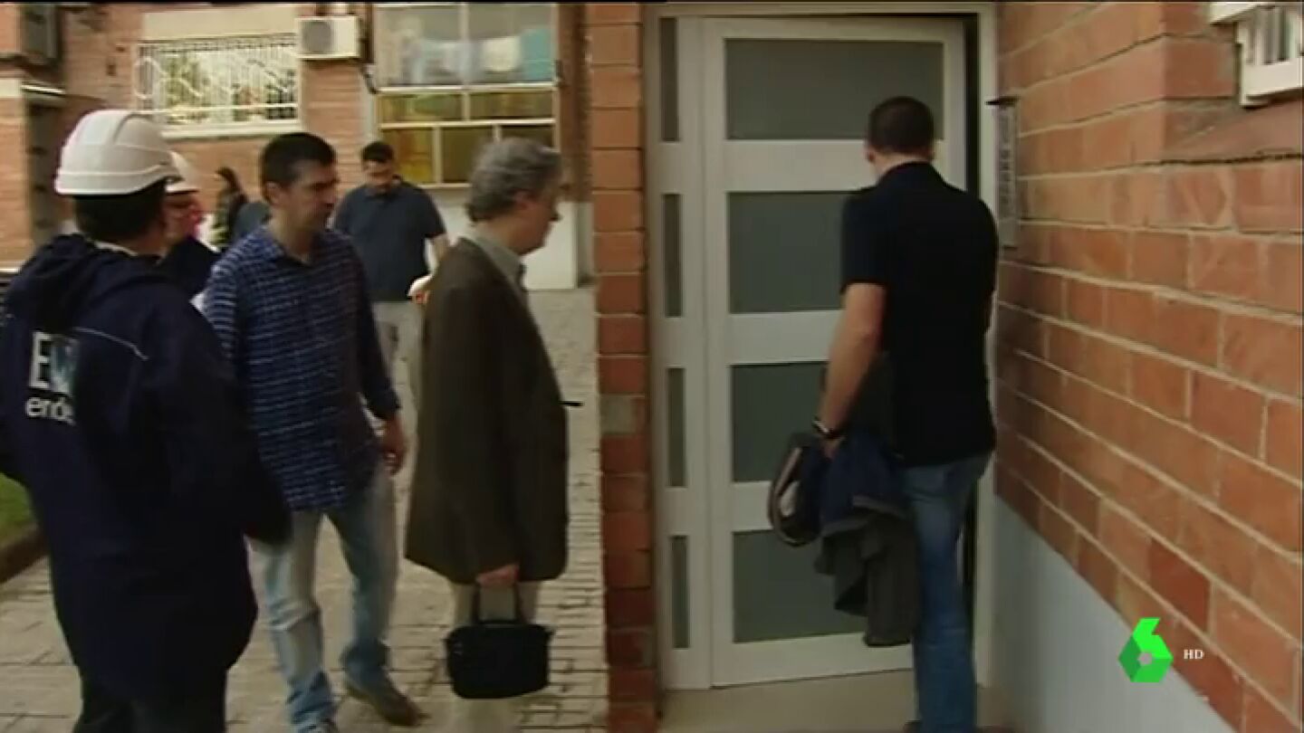 T&eacute;cnicos el&eacute;ctricos inspeccionan el bloque en Sabadell donde muri&oacute; un hombre electrocutado 