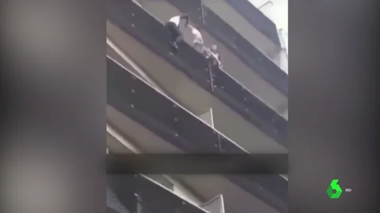 El vecino que presenció el rescate del 'héroe de París' responde a las críticas por su pasividad: "Cuando llegué a la terraza, Mamadou ya estaba escalando" El vecino que presenció el rescate del 'héroe de París' responde a las críticas por su pasividad: "Cuando llegué a la terraza, Mamadou ya estaba escalando"