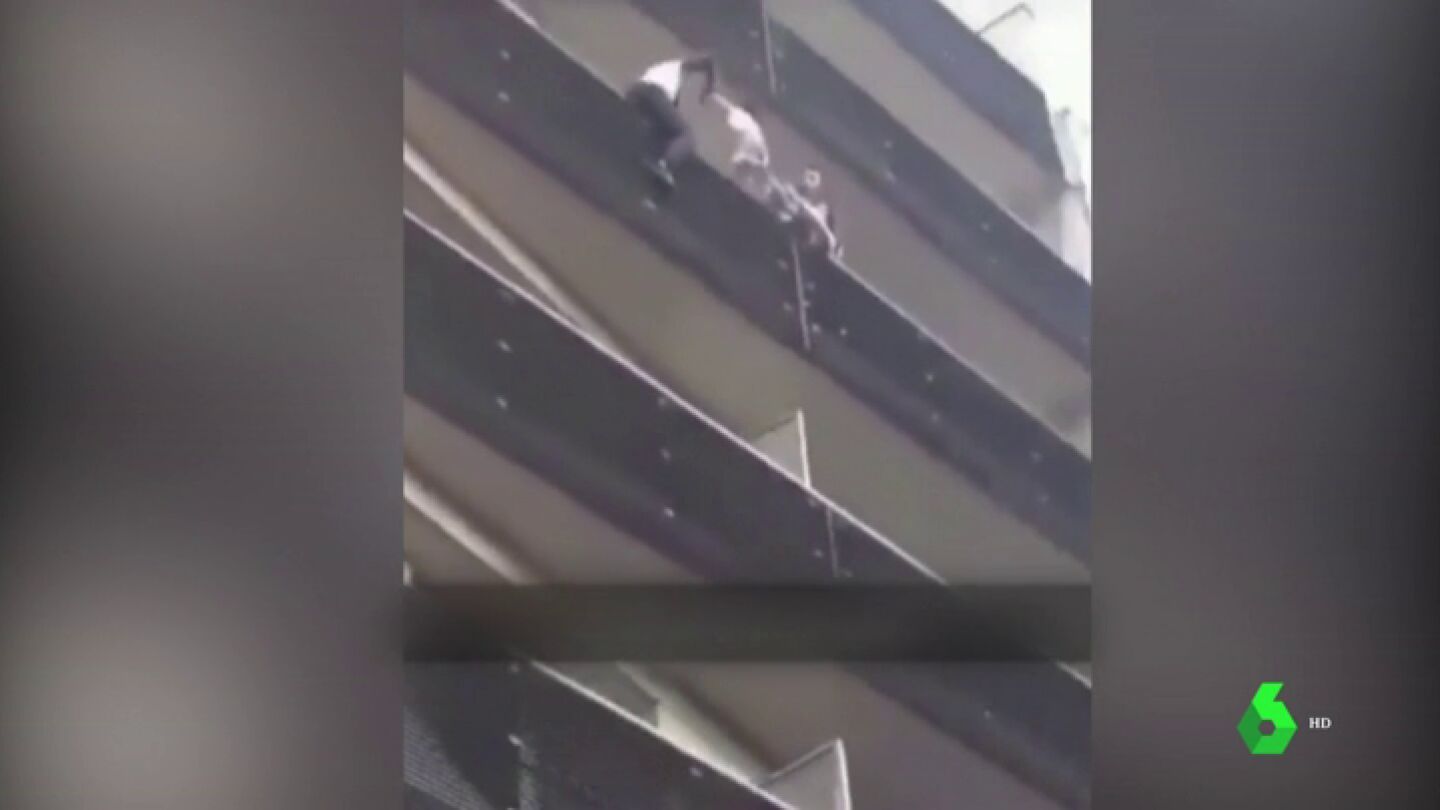 El vecino que presenci&oacute; el rescate del 'h&eacute;roe de Par&iacute;s' responde a las cr&iacute;ticas por su pasividad: "Cuando llegu&eacute; a la terraza, Mamadou ya estaba escalando"