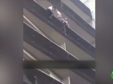 El vecino que presenció el rescate del 'héroe de París' responde a las críticas por su pasividad: "Cuando llegué a la terraza, Mamadou ya estaba escalando" El vecino que presenció el rescate del 'héroe de París' responde a las críticas por su pasividad: "Cuando llegué a la terraza, Mamadou ya estaba escalando"