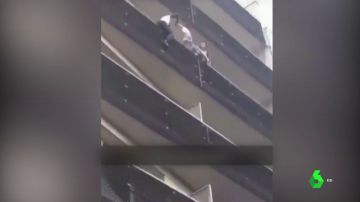 El vecino que presenció el rescate del 'héroe de París' responde a las críticas por su pasividad: "Cuando llegué a la terraza, Mamadou ya estaba escalando"