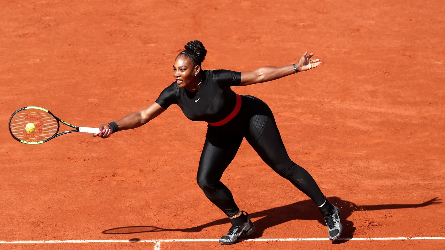 Serena Williams devuelve la bola en su vuelta a Roland Garros Serena Williams devuelve la bola en su vuelta a Roland Garros