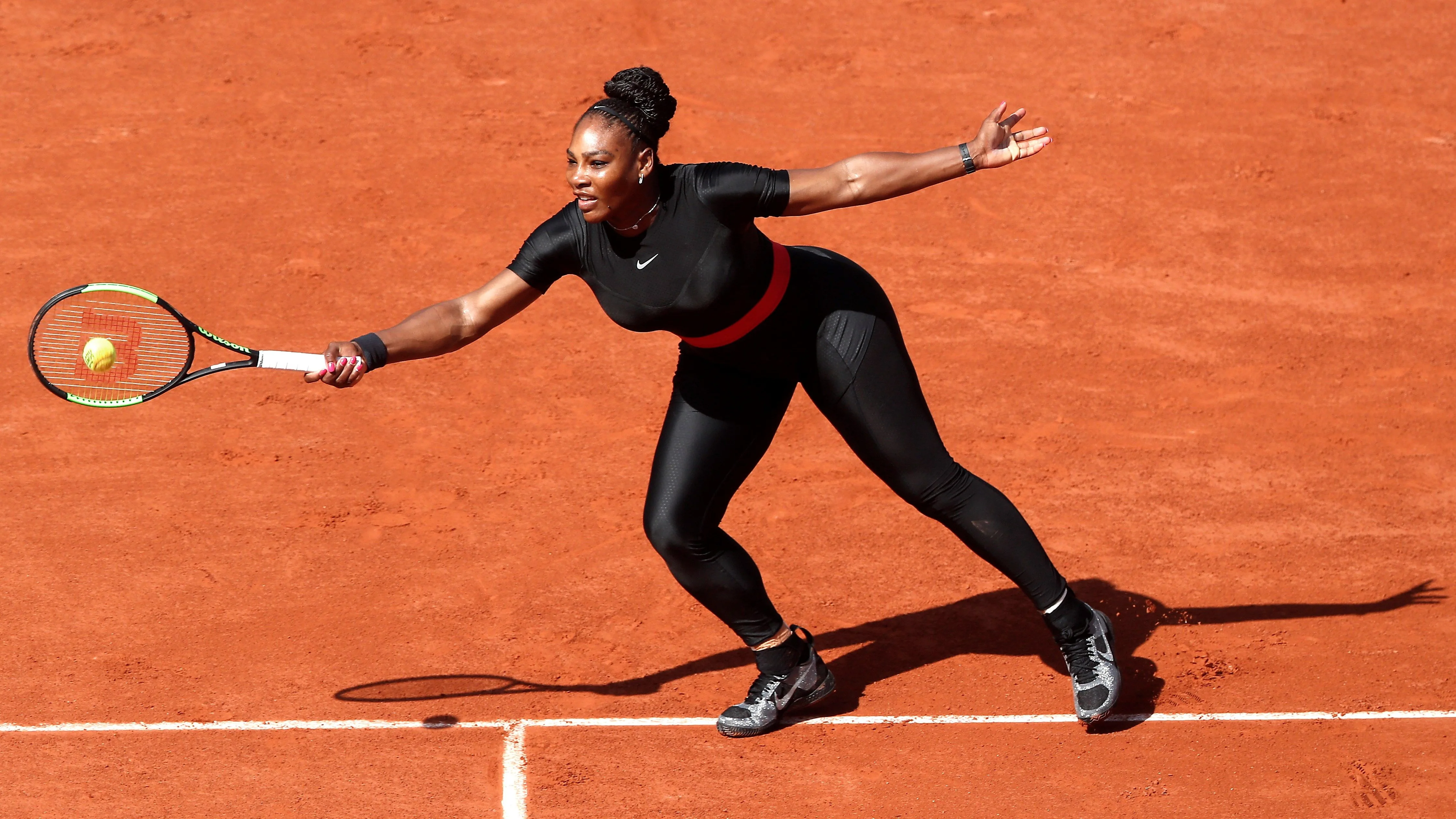 Serena Williams devuelve la bola en su vuelta a Roland Garros