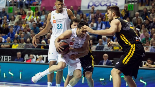 Campazzo intenta penetrar a canasta ante el Tenerife Campazzo intenta penetrar a canasta ante el Tenerife