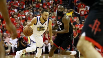 Curry avanza con el balón ante la defensa de James Harden