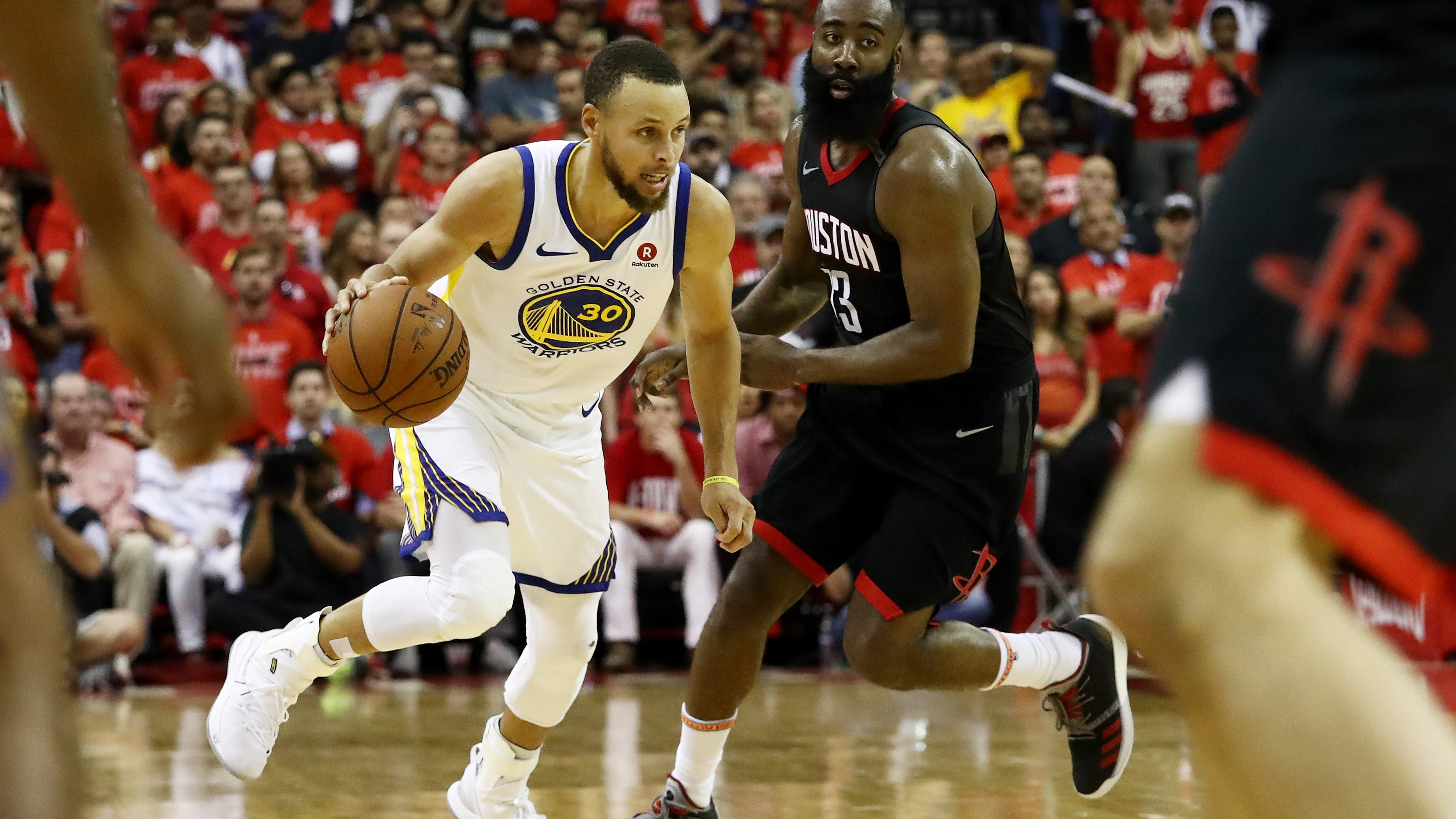 Curry avanza con el balón ante la defensa de James Harden