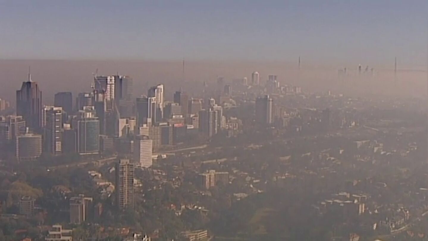 Alerta en S&iacute;dney por los niveles de contaminaci&oacute;n: un denso manto de humo cubre la ciudad