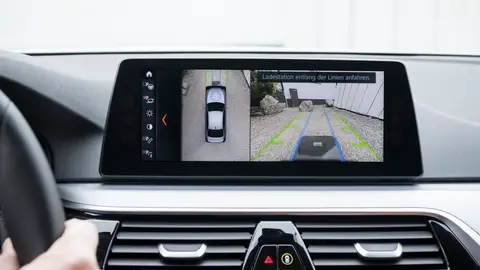 BMW lanza su primer cargador inalámbrico para el 530e iPerformance híbrido BMW lanza su primer cargador inalámbrico para el 530e iPerformance híbrido