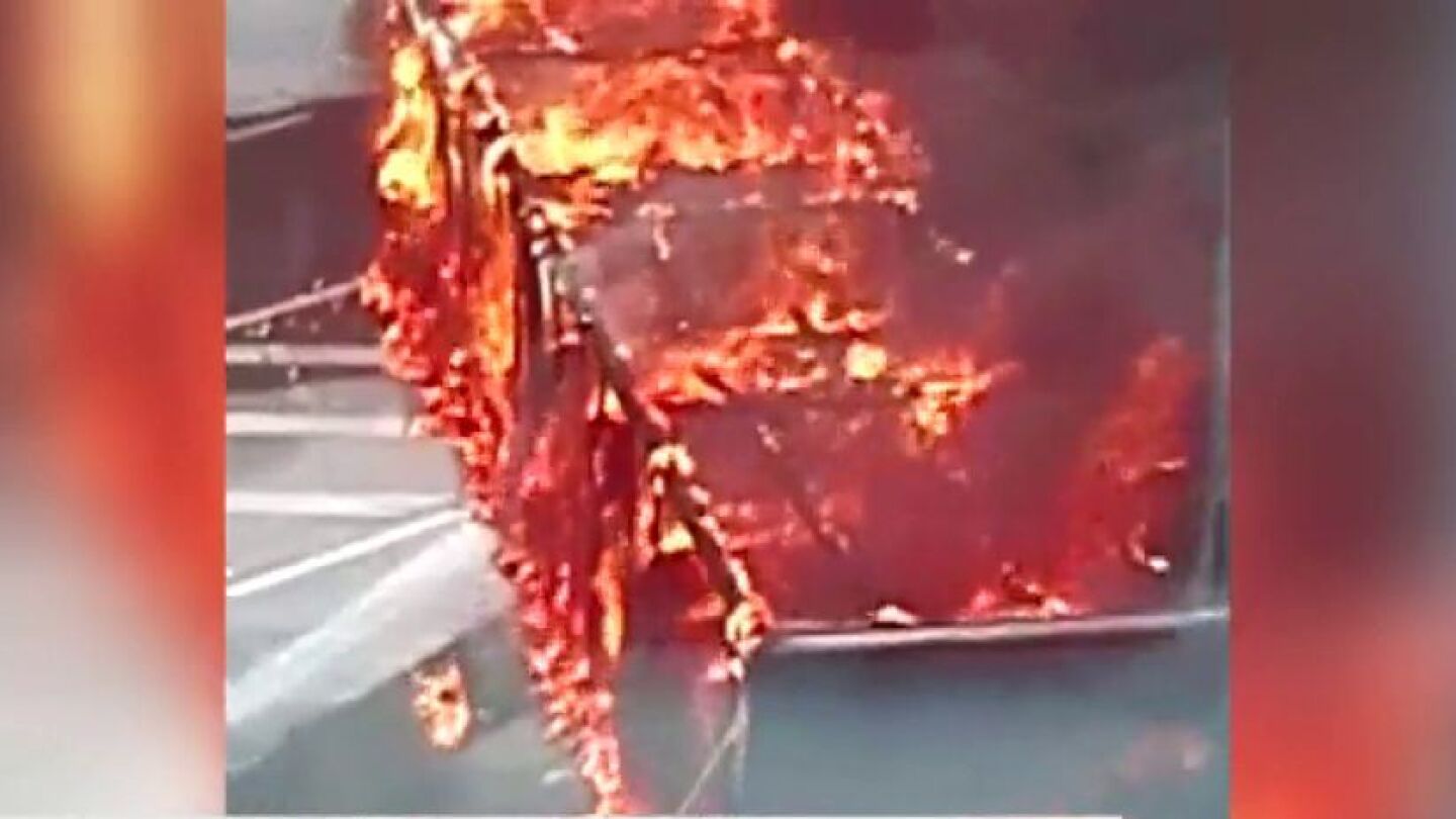 Cami&oacute;n ardiendo a la entrada de Bilbao