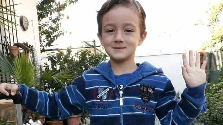 La familia del pequeño difunde su foto para intentar dar con el menor