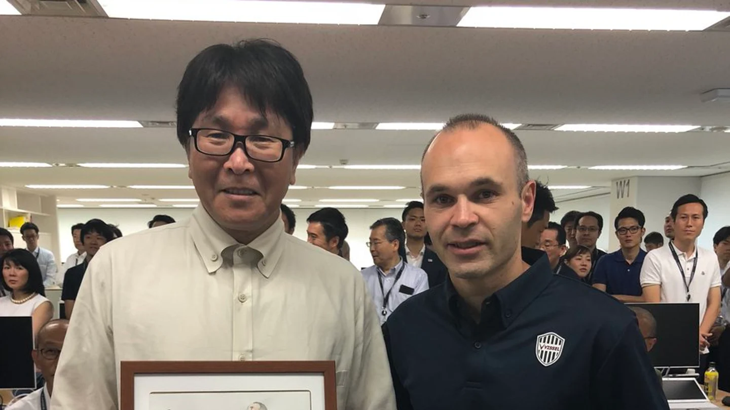 Takahashi posa con Iniesta y sus dos dibujos Takahashi posa con Iniesta y sus dos dibujos