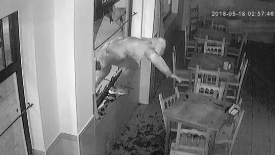 Ladr&oacute;n entra en un restaurante de Torrelavega