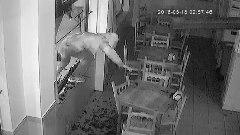 Ladrón entra en un restaurante de Torrelavega Ladrón entra en un restaurante de Torrelavega