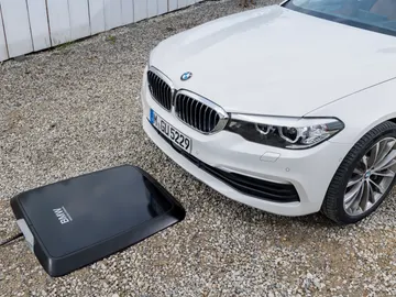 BMW lanza su primer cargador inalámbrico para el 530e iPerformance híbrido BMW lanza su primer cargador inalámbrico para el 530e iPerformance híbrido