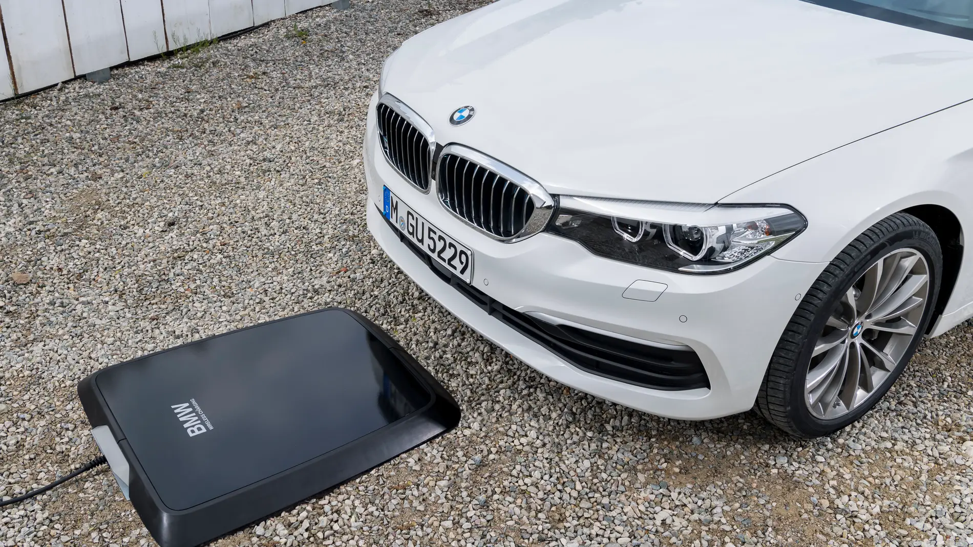 BMW lanza su primer cargador inalámbrico para el 530e iPerformance híbrido