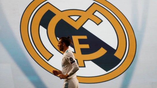 Bale, con el escudo del Real Madrid detrás Bale, con el escudo del Real Madrid detrás