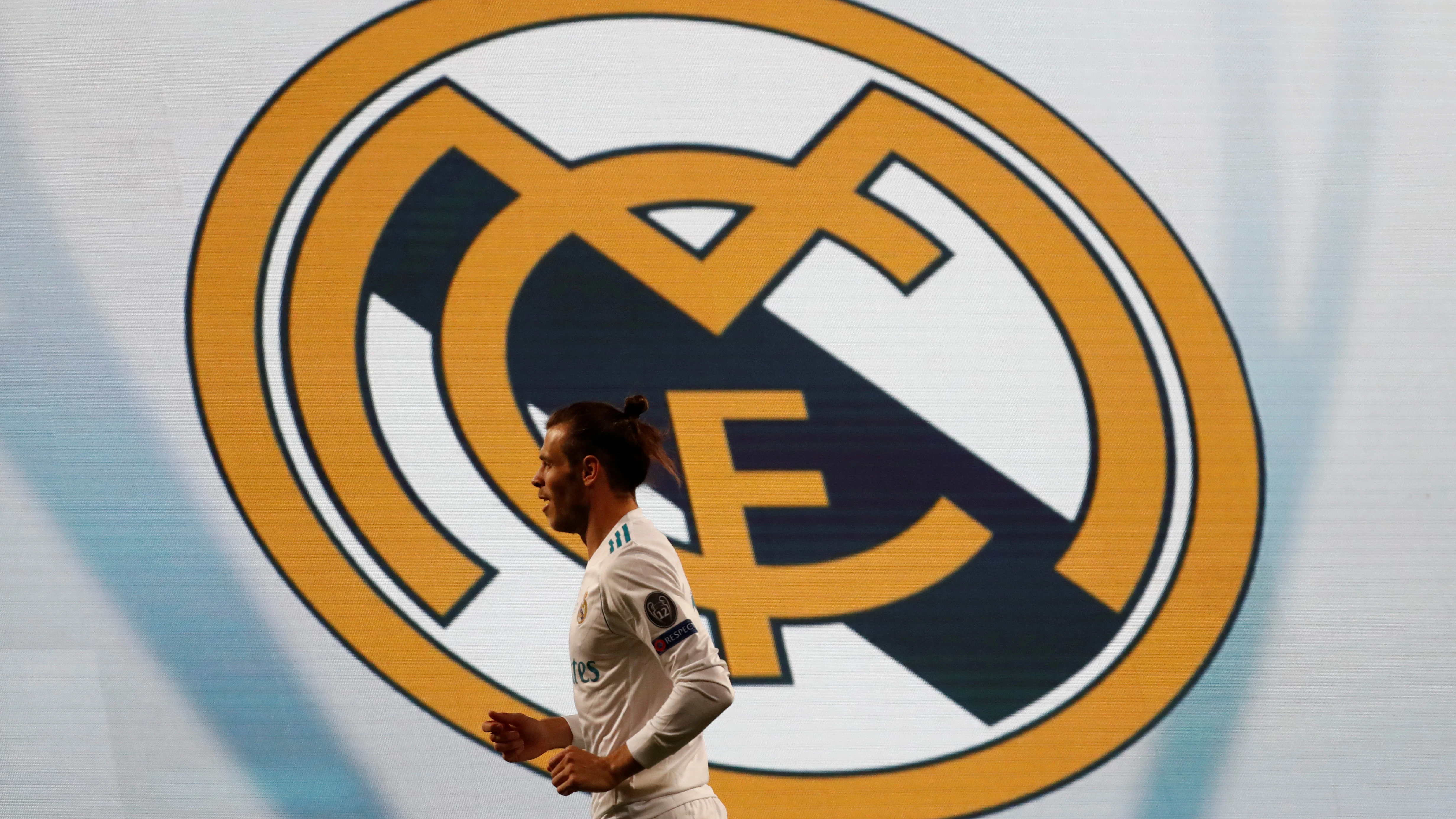 Bale, con el escudo del Real Madrid detrás