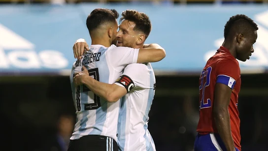 Agüero y Messi se abrazan tras uno de los goles de Argentina contra Haití Agüero y Messi se abrazan tras uno de los goles de Argentina contra Haití