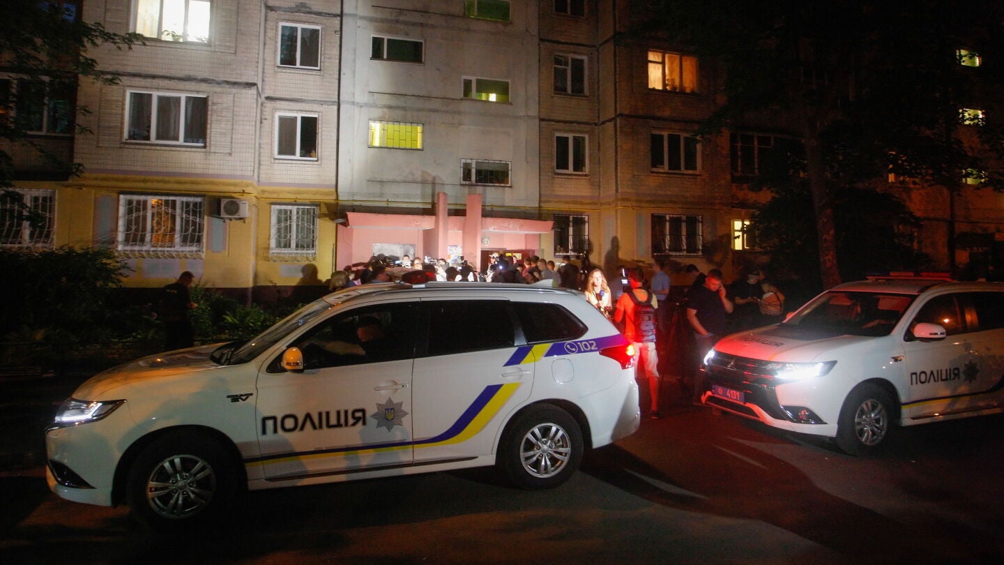 Coches de la polic&iacute;a ucraniana en la entrada de la casa del periodista ruso Arkady Babchenko en el momento del asesinato 