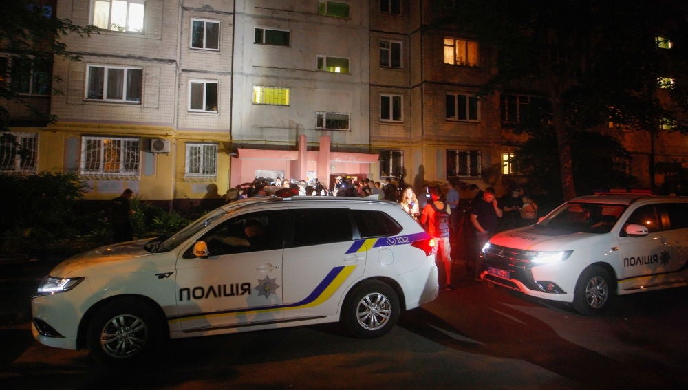 Coches de la policía ucraniana en la entrada de la casa del periodista ruso Arkady Babchenko en el momento del asesinato 