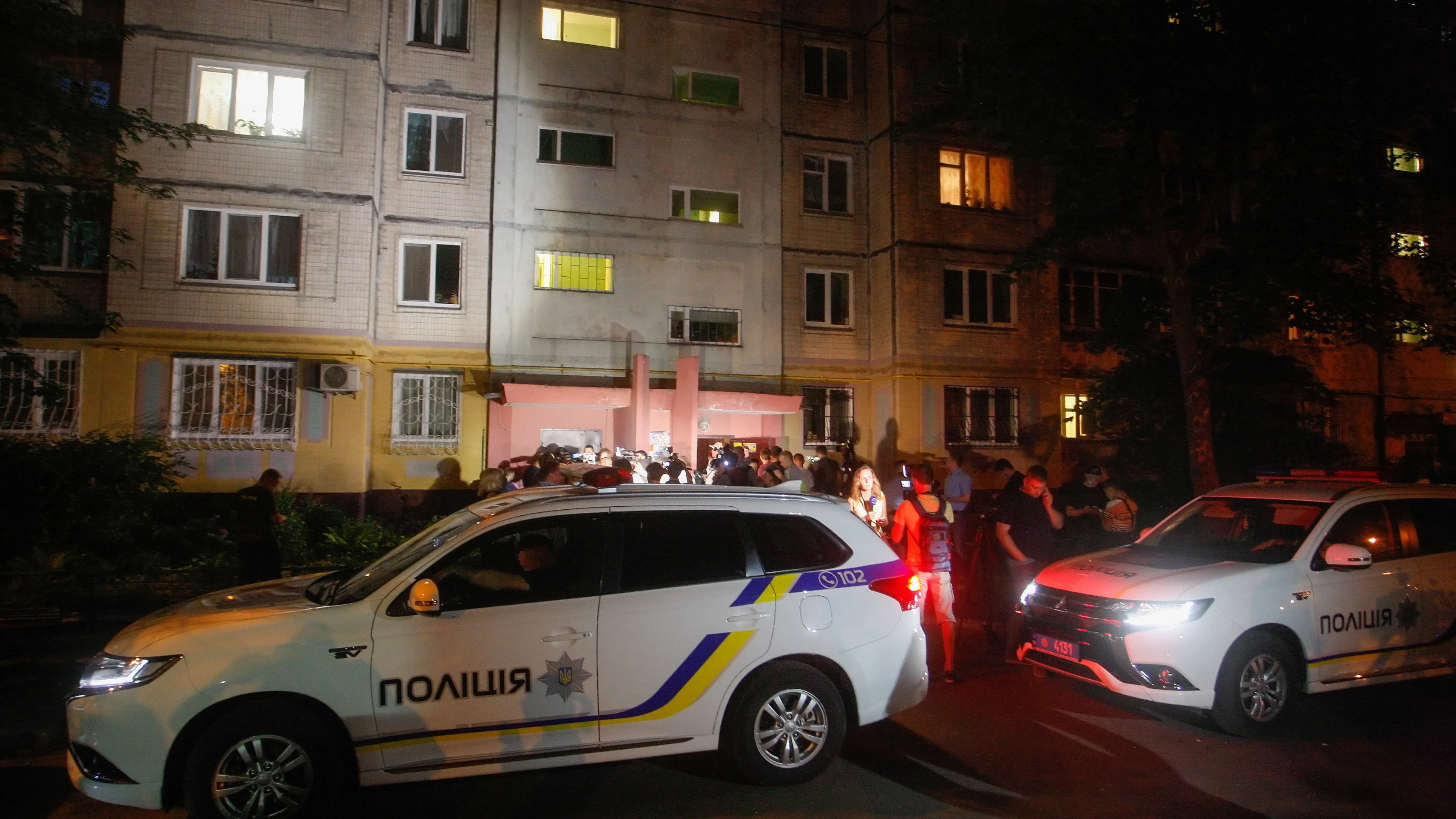 Coches de la policía ucraniana en la entrada de la casa del periodista ruso Arkady Babchenko en el momento del asesinato 