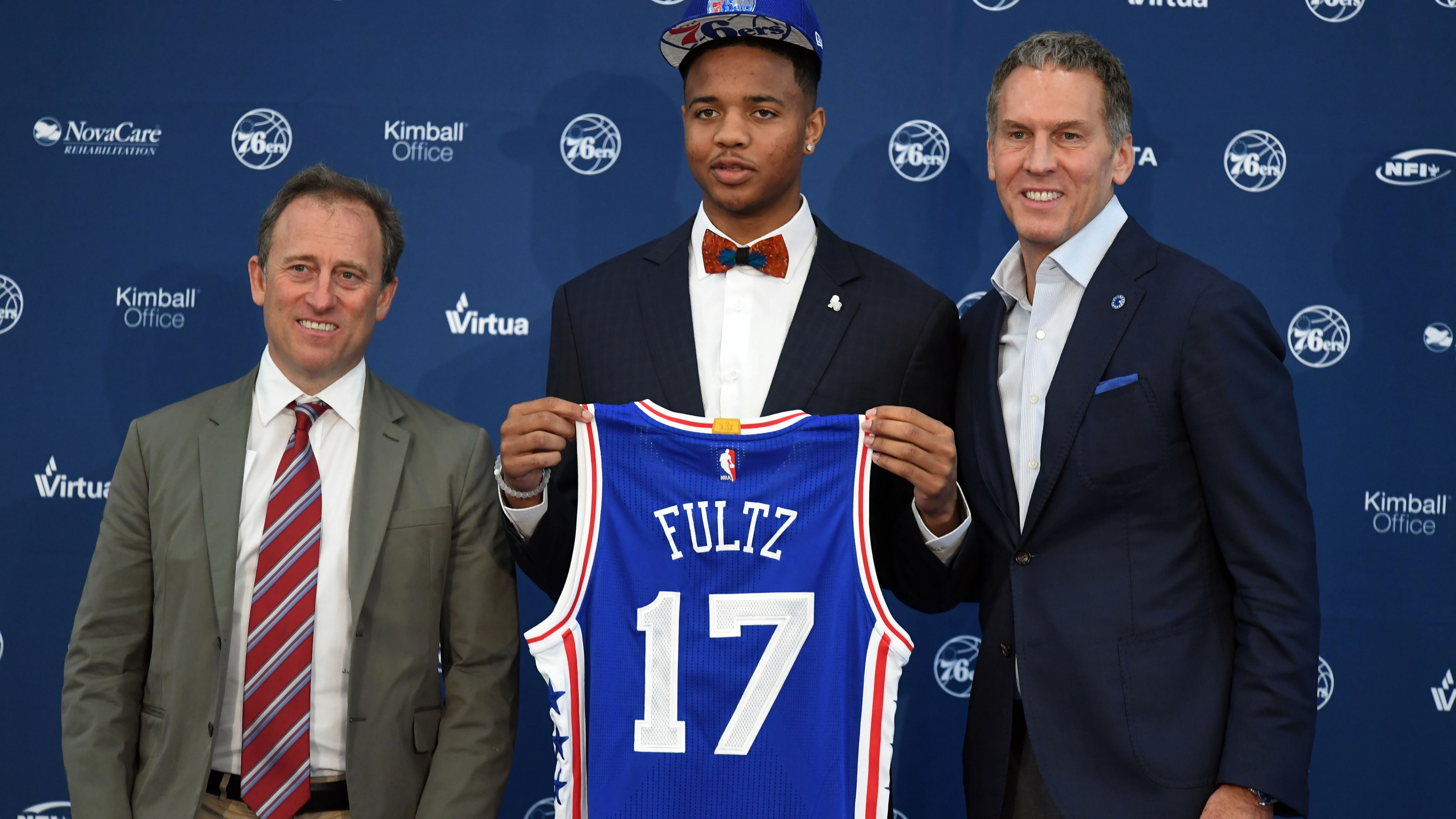 Joshua Harris (izquierda), Markelle Fultz (centro) y Bryan Colangelo (derecha) Joshua Harris (izquierda), Markelle Fultz (centro) y Bryan Colangelo (derecha)
