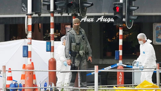 Imagen de archivo de los agentes de policía forense belga investigando en el lugar del tiroteo en Lieja, Bélgica Imagen de archivo de los agentes de policía forense belga investigando en el lugar del tiroteo en Lieja, Bélgica